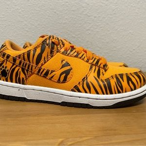 Nike Dunk Low Tiger Stripes DZ5633-800 Size 1Y Next Nature Kumquat Kids